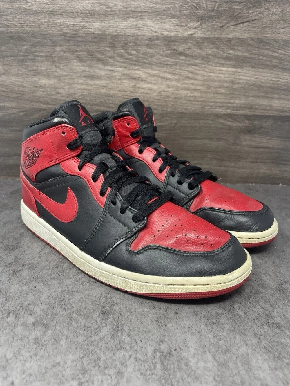 Air Jordan 1 Mid Sneakers Mens Size 9.5 Black Red Banned 554724-074